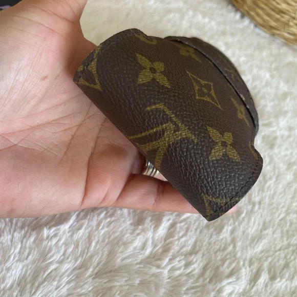 Louis Vuitton sunglasses case - Picture 7 of 12